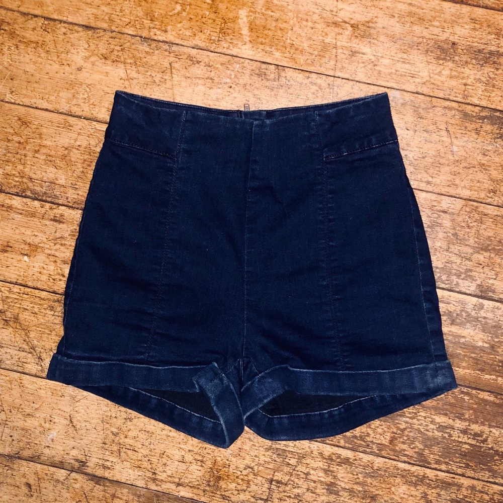 SALE‼️ High Waisted Denim Shorts w Back Zip Detail